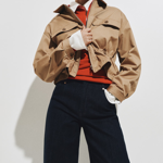 Tmavě modré džíny jsou dokonale elegantním základem šatníku. Džíny širšího střihu s vysokým pasem, H&M, 979 Kč