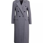 Šedý kabát přidal černobílé kombinaci další barevný akcent. Tento kousek koupíte u Orsay za 1839 Kč