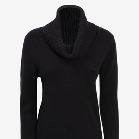 Šatovky, zejména s výstřihem do V, si žádají zaplnění pomocí košilového límečku nebo roláku. Tento pletený svetr s rolákovým límcem je od značky Influencer a stojí 1257 Kč.