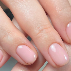 Kontrastem k ostré červené bude decentní, čistá manikúra.