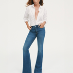 Na první pohled se zdá, že v módě není nic nejjednoduššího než kombinace bílého svršku, jako je třeba jednoduchá košile, a dobře padnoucích džín. Modelka Cindy Crawford ale dokázala, že tento look je svůdný, nadčasový a funguje v každém věku