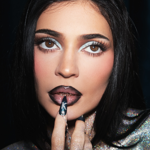 Kylie Jenner je známá svým nápaditým líčením. Výrazné oči, ale také plné rty patří k jejím poznávacím znamením. Letos se vrací hlavně světle modré oční stíny. Její značka kosmetiky slaví 10 let, a tak připravila retrospektivní kolekci. 