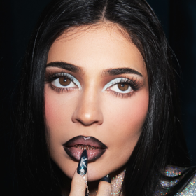 Kylie Jenner je známá svým nápaditým líčením. Výrazné oči, ale také plné rty patří k jejím poznávacím znamením. Letos se vrací hlavně světle modré oční stíny. Její značka kosmetiky slaví 10 let, a tak připravila retrospektivní kolekci. 