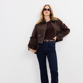 Tmavě modré džíny působí nenuceně luxusně. Džíny bootcut, Mohito, 859 Kč