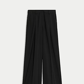Punc moderní elegance dodají nadčasové široké kalhoty. Tento plisovaný model pořídíte u značky Marks&Spencer za 799 Kč.