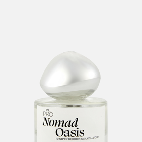 Parfém Nomad Oasis, který najdete v nabídce značky Primark, nepotěší jen příznivou cenou. Zajímavé spojení santalového dřeva, který je základem vůně, a jalovčinek, tedy plodů jalovce obecného, které je možné sklízet od podzimu až právě do zimních měsíců, je skvělou volbou do chladných dnů strávených nejen v zimní přírodě, ale i u tepla rodinného krbu. Parfém se prodává za 180 Kč.