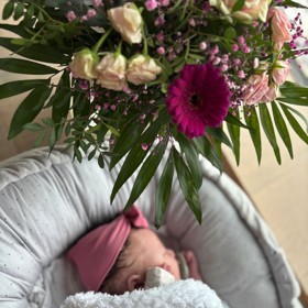 Moderátorka Karolína Hošek porodila.