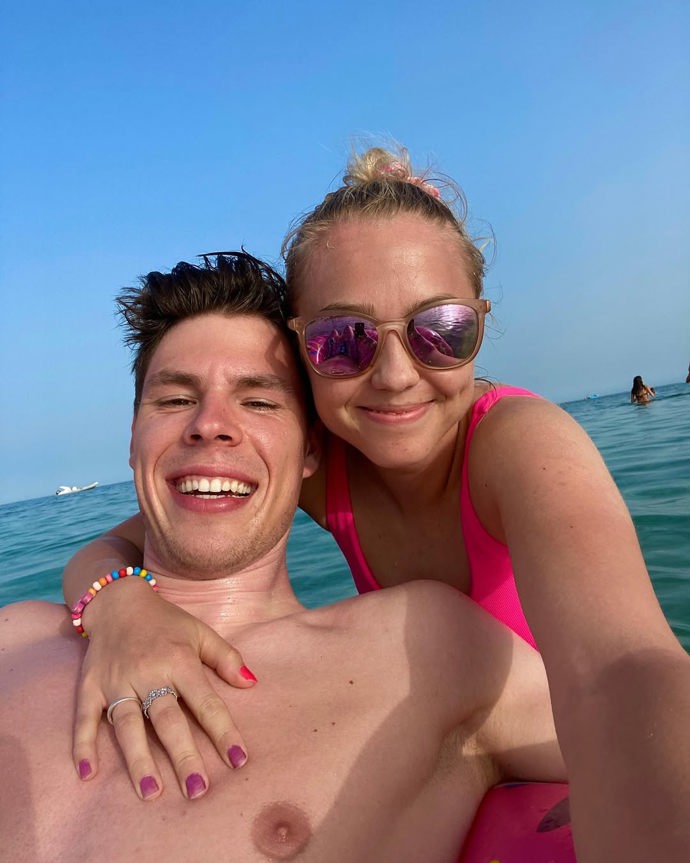 FOTO: Na prosluněné letní dovolené u moře většinou vyráží se svým partnerem a reprezentačním kolegou Mikulášem Karlíkem. – stránka 4