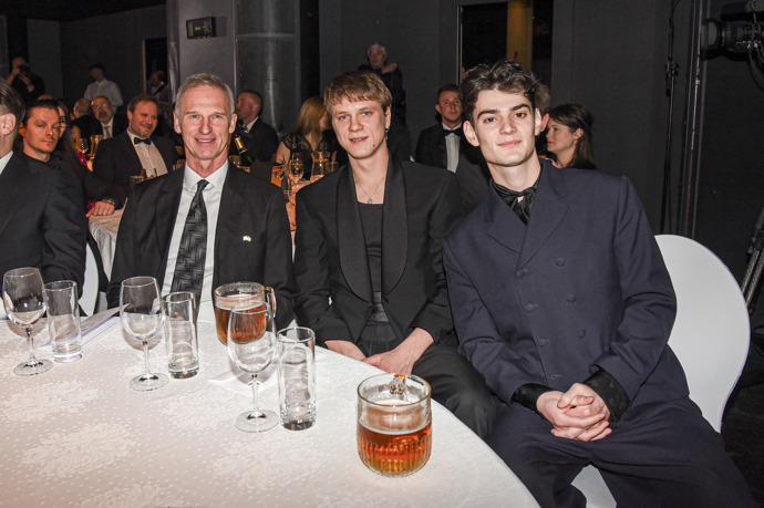 FOTO: Dominik Hašek, Zdeněk Piškula a Josef Trojan u jednoho stolu. – stránka 4