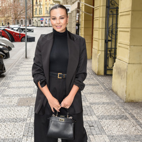 Monika Bagárová ukázala, že ani celočerný outfit nemusí být fádní.