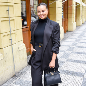 Zpěvačka svůj naopak velmi stylový minimalistický look poskládala z 6 černých kousků. Šik vzhled zajistily široké kalhoty, ale také doplňky