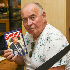 Mezi jeho nejlepší kamarády patřil dlouhých 50 let Jiří Krampol. Někteří lidé je odsuzovali za to, že v roce 2018 přijali od prezidenta Miloše Zemana vyznamenání.