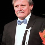 Nejraději relaxuje na své chatě, daleko od civilizace. Nemá tam elektřinu, a dokonce si vystačil dlouhou dobu i bez studny. Oblíbený herec si zahrál v mnoha filmech i seriálech, následující snímky jsou z filmové komedie Křtiny z roku 1981.