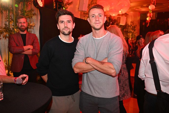 FOTO: Moderátoři Asia Express Václav Matějovský a Jakub Štáfek. – stránka 96