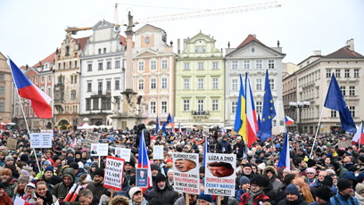 FOTO: V centru Prahy se sešlo stovky lidí.