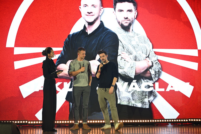 FOTO: Václav Matějovský a Jakub Štáfek moderují Asia Express. – stránka 95