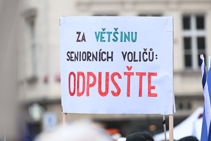 FOTO: Demonstranti dávají jasně najevo svůj názor. – stránka 95