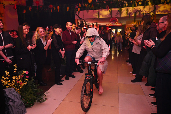 FOTO: Jan Tuna přijíždí na tiskovou konferenci. – stránka 8