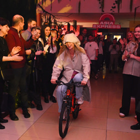 Nicole Šáchová přijíždí na tiskovou konferenci. 
