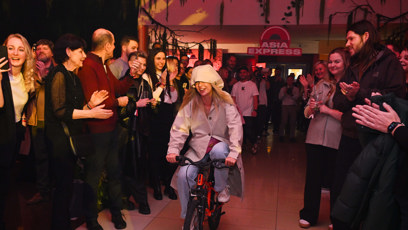 FOTO: Nicole Šáchová přijíždí na tiskovou konferenci.
