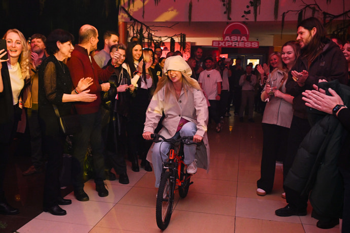 FOTO: Nicole Šáchová přijíždí na tiskovou konferenci. – stránka 7