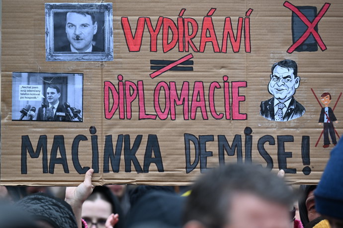 FOTO: Ministr zahraničí Petr Macinka namíchnul občany. – stránka 94