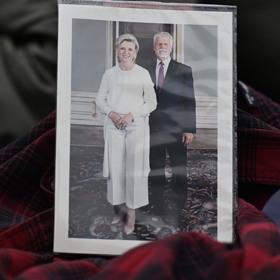 Demonstranti si sebou nezapomněli vzít fotografii prezidenta Petra Pavla a první dámy Evy Pavlové.