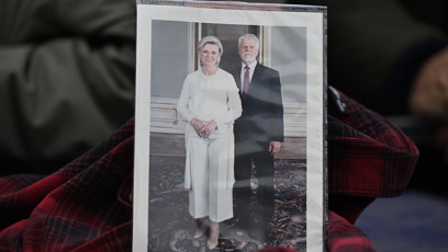 FOTO: Demonstranti si sebou nezapomněli vzít fotografii prezidenta Petra Pavla a první dámy Evy Pavlové.