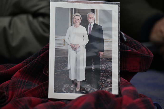 FOTO: Demonstranti si sebou nezapomněli vzít fotografii prezidenta Petra Pavla a první dámy Evy Pavlové.