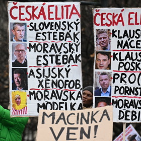 Demonstranti si neberou servítky.