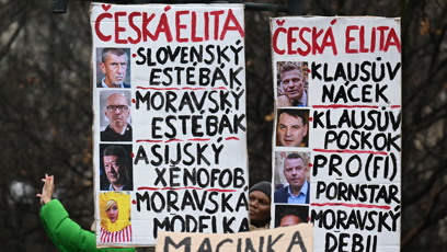 FOTO: Demonstranti si neberou servítky.