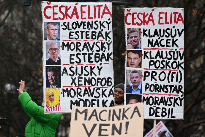 FOTO: Demonstranti si neberou servítky. – stránka 92