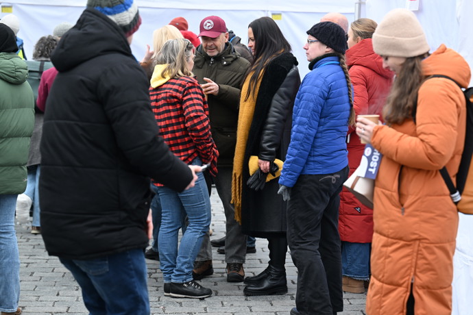 FOTO: Demonstraci Milion chvilek pro demokracii přišla podpořit také herečka Jitka Čvančarová. – stránka 18