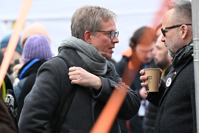 FOTO: Na demonstraci nechybí ani Aleš Cibulka. – stránka 16