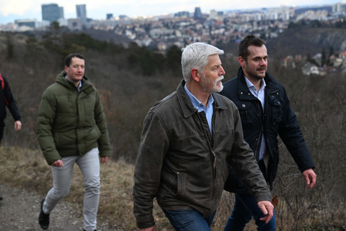 FOTO: Petr Pavel se prochází Dívčími hrady. – stránka 31