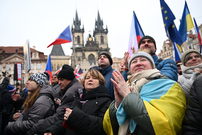 FOTO: Tisíce lidí dorazili podpořit Petra Pavla. – stránka 65