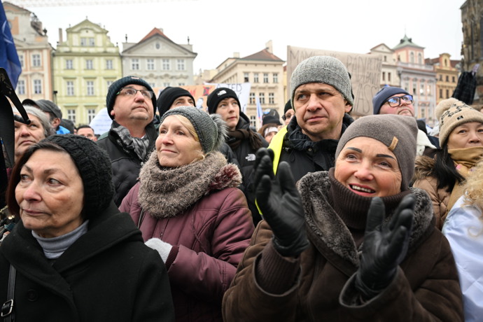 FOTO: Lidé si demonstraci užívají. – stránka 62