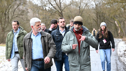 FOTO: Petr Pavel se dal do řeči s procházejícím mužem a pozval ho na pivo.