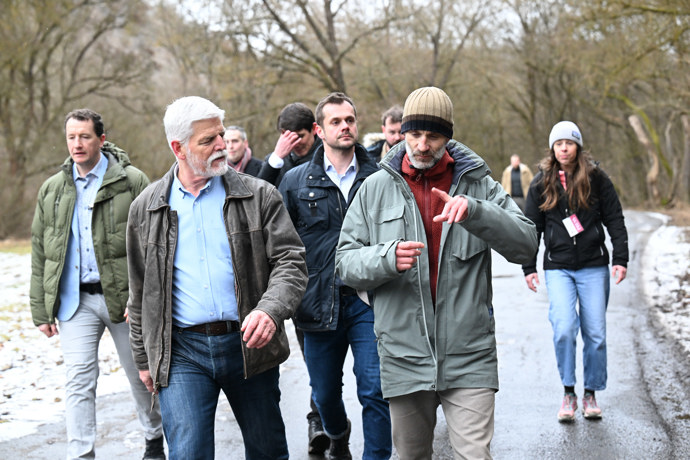 FOTO: Petr Pavel se dal do řeči s procházejícím mužem a pozval ho na pivo. – stránka 26