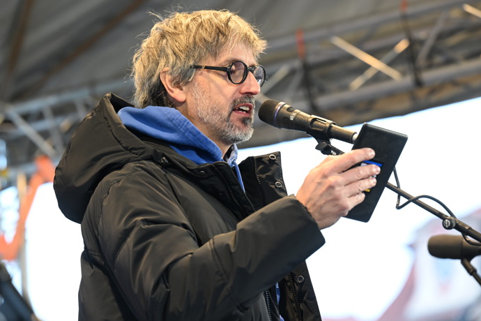 FOTO: Spolek Milion chvilek pro demokracii dává hlasitě najevo svůj názor. – stránka 57