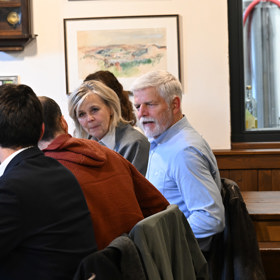 Prezidentský pár v hospodě.