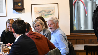 FOTO: Prezidentský pár v hospodě.