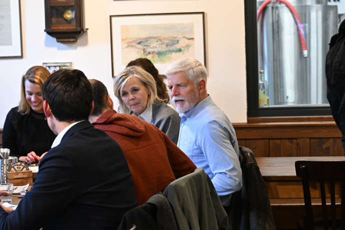 FOTO: Prezidentský pár v hospodě. – stránka 25