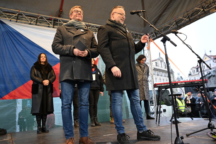 FOTO: Demonstrace Milion chvilek pro demokracii se dočkala podpory známých tváří. – stránka 40