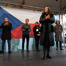  Jitka Čvančarová společně se svými kolegy na podiu.