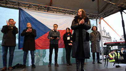FOTO: Jitka Čvančarová společně se svými kolegy na podiu.