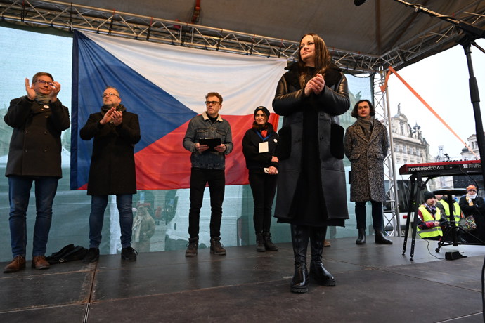 FOTO: Jitka Čvančarová společně se svými kolegy na podiu. – stránka 9