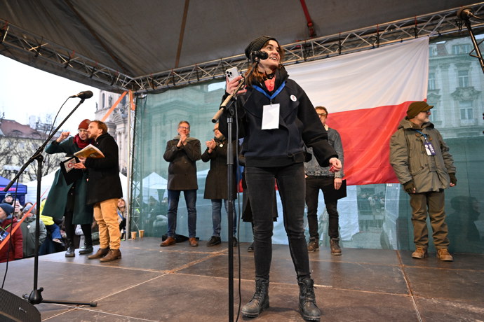 FOTO: Sarah Haváčová na demonstraci. – stránka 2