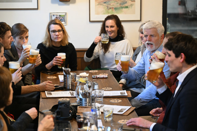 FOTO: Petr Pavel v hospodě. – stránka 22