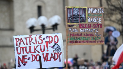 FOTO: Transparenty na demonstraci.